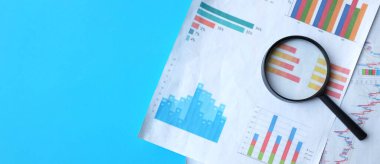 düz konum büyüteç ve grafik grafikleri belge mavi bir arkaplan üzerinde izole