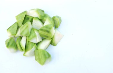 Dilimlenmiş yeşil çiğ luffa acutangula, açılı lif ya da (Luffa acutangula (L.) beyaz arka planda izole edilmiş. Yemek pişirmek için malzeme ve hammadde hazırlayın..