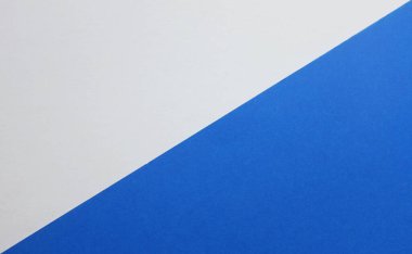 Arka plan için iki ton mavi beyaz kağıt rengi. Zeminde iki renkli kağıt var ve görüntünün yarısı bölünmüş. arkaplan. Metin için en üstteki görünüm