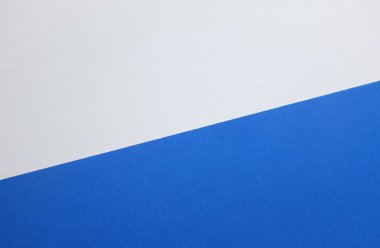 Arka plan için iki ton mavi beyaz kağıt rengi. Zeminde iki renkli kağıt var ve görüntünün yarısı bölünmüş. arkaplan. Metin için en üstteki görünüm