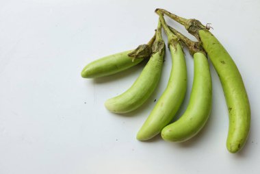 Taze yeşil patlıcan, uzun Tayland patlıcan, yeşil patlıcan veya (Solanum melongena L.) beyaz arka planda izole edilmiş. Organik sebze kavramı. Sağlıklı yemek. 