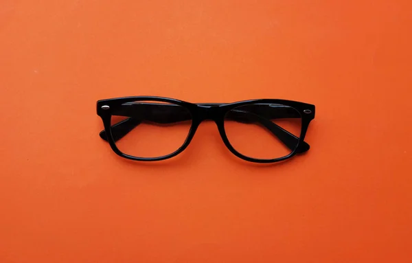 현대의 오렌지색 여성을 검은색 안경테 — 스톡 사진