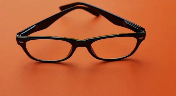 Modern Bir Gözlük Gözlük Gözlük Gözlük Siyah Çerçeveler Parlak Turuncu — Stok fotoğraf