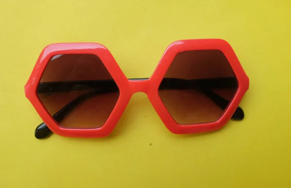Cool Elegante Vintage Gafas Sol Montura Plástico Hexagonal Roja Aislar —  Fotos de Stock
