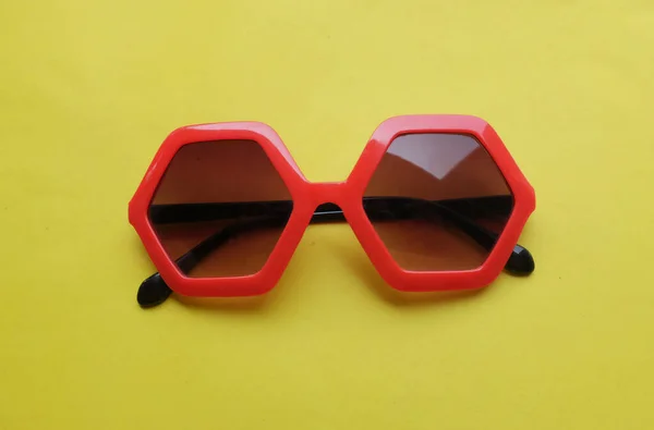 Havalı Stil Kırmızı Altıgen Plastik Çerçeveli Güneş Gözlükleri Beyaz Arka — Stok fotoğraf