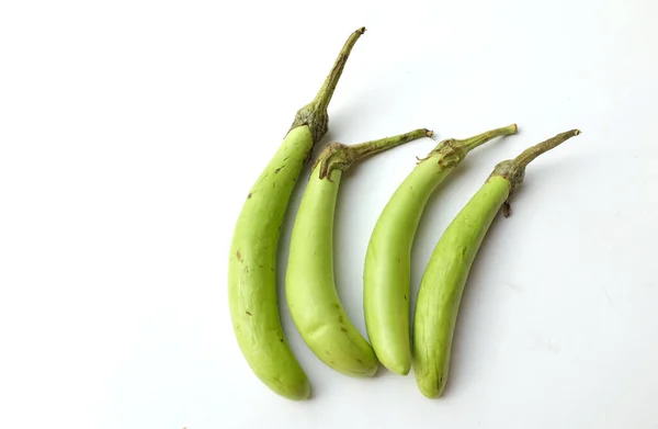 新鮮なスタック長い緑のナス長いタイナス 緑のナスや Solanum Melongena 白い背景に隔離 有機野菜をコンセプト 健康食品 — ストック写真