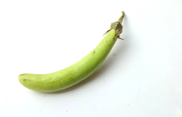 新鮮なスタック長い緑のナス長いタイナス 緑のナスや Solanum Melongena 白い背景に隔離 有機野菜をコンセプト 健康食品 — ストック写真