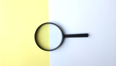 siyah çerçeve dikdörtgen şekilli bir büyüteç renkli kağıt beyaz ve sarı pastel arka plan