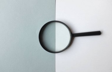 siyah çerçeve dikdörtgen şekilli bir büyüteç renkli kağıt beyaz ve gri pastel arka plan