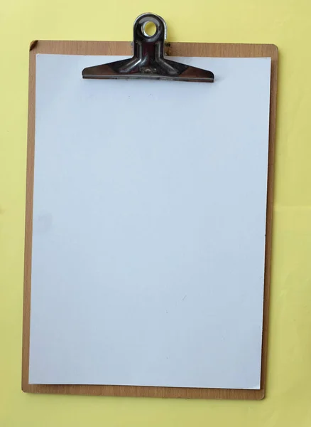 Düz Üst Görünüm Kağıt Notlu Bir Pano Sarı Pastel Arka — Stok fotoğraf