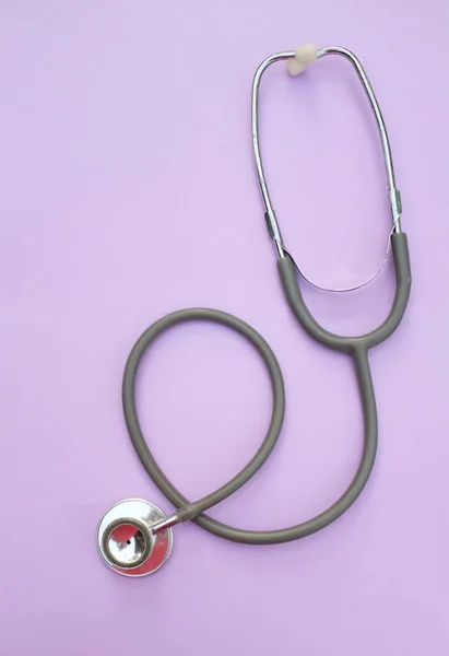 Kopiera Utrymme Medicinsk Stetoskop Lila Pastell Bakgrund Läkare Skrivbord — Stockfoto