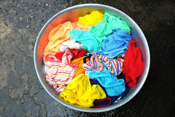 Babyns Färgglada Kläder Indränkta Blötläggning Pulvertvättmedel Vatten Upplösning Cementgolvet Tvätt — Stockfoto