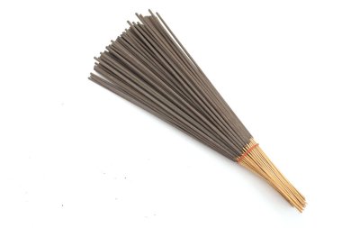 Üst ve düz siyah aromalı tütsü beyaz arkaplanda izole edilir..