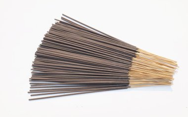 Üst ve düz siyah aromalı tütsü beyaz arkaplanda izole edilir..