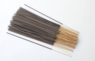 Üst ve düz siyah aromalı tütsü beyaz arkaplanda izole edilir..