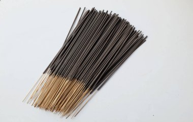 Üst ve düz siyah aromalı tütsü beyaz arkaplanda izole edilir..