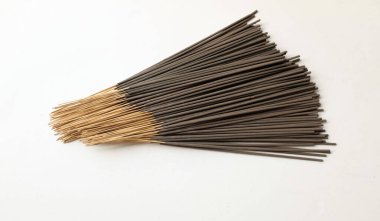 Üst ve düz siyah aromalı tütsü beyaz arkaplanda izole edilir..