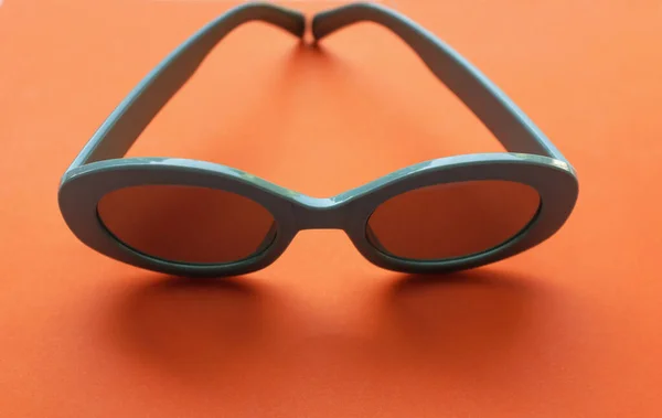 Okulary Przeciwsłoneczne Okrągłe Szarej Plastikowej Ramce Izolowane Orangebackground Retro Moda — Zdjęcie stockowe