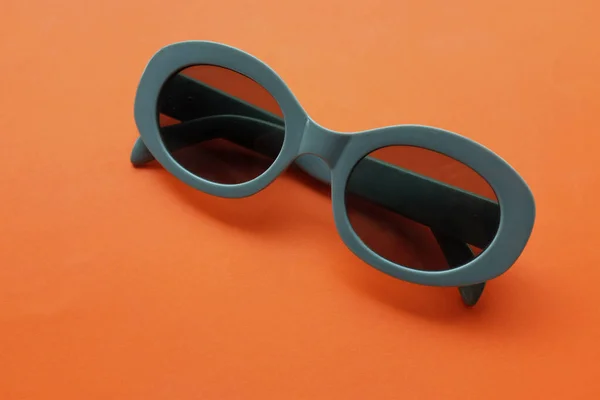 Γυαλιά Ηλίου Στρογγυλό Γκρι Πλαστικό Πλαίσιο Που Απομονώνονται Ένα Πορτοκαλί — Φωτογραφία Αρχείου