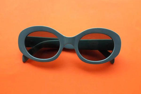 Sonnenbrille Rund Grauem Kunststoffrahmen Isoliert Auf Orangebackground — Stockfoto