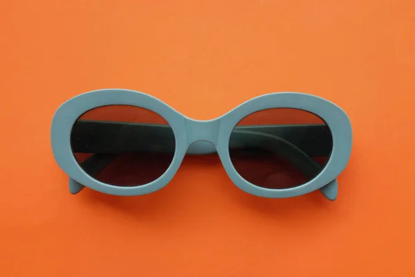 太阳镜 灰色塑料相框 与橙色背景隔离 复古时尚大胆的相框风格 — 图库照片