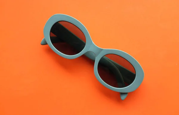 Okulary Przeciwsłoneczne Okrągłe Szarej Plastikowej Ramce Izolowane Orangebackground Retro Moda — Zdjęcie stockowe