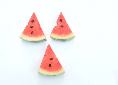 Dilimlenmiş karpuz (Citrullus lanatus) üçgenleri beyaz arka planda izole edilir.