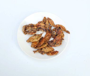 Seramik tabakta kurumuş kalamar tuzlu aperatif, beyaz arka planda izole edilmiş.