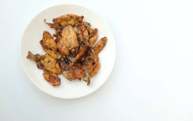 Seramik tabakta kurumuş kalamar tuzlu aperatif, beyaz arka planda izole edilmiş.