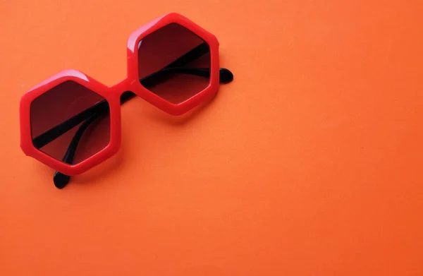 Fechar Azul Pentágono Forma Óculos Sol Isolar Fundo Laranja — Fotografia de Stock