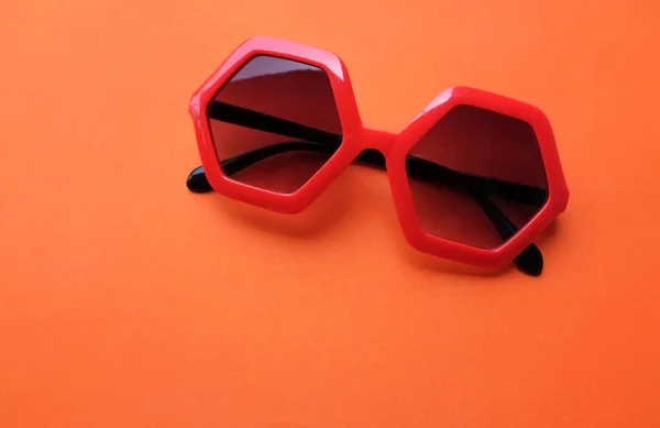 Sonnenbrille Fünfeck Form Isoliert Auf Orangefarbenem Hintergrund — Stockfoto