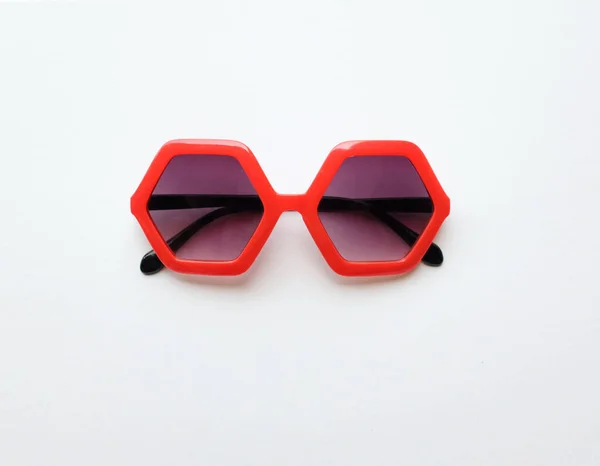 Nahaufnahme Rote Sonnenbrille Fünfeck Form Isoliert Auf Weißem Hintergrund — Stockfoto