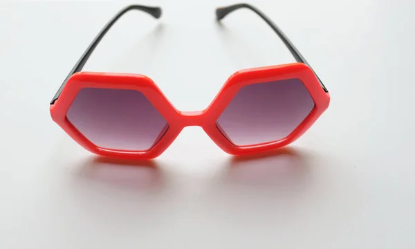 Cerrar Gafas Sol Forma Pentágono Rojo Aisladas Sobre Fondo Blanco —  Fotos de Stock