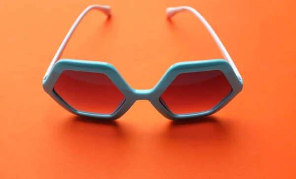 Primer Plano Azul Pentágono Forma Gafas Sol Aislar Una Naranja — Foto de Stock