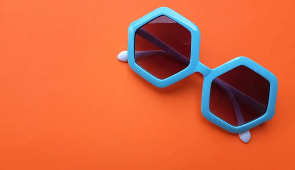 파란색 오각형 모양의 선글라스를 — 스톡 사진