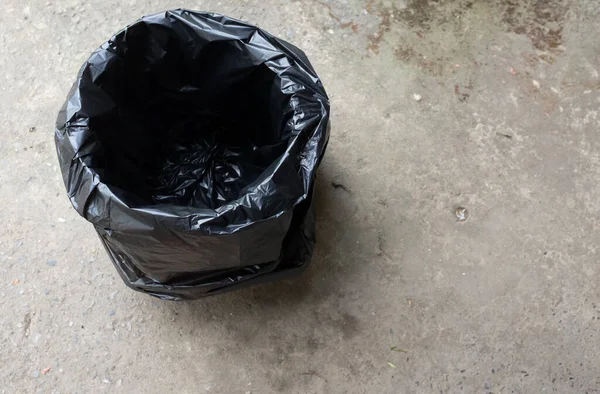 Корзина Черными Пластиковыми Пакетами Изолированы Цементном Полу Background Symbol Управления — стоковое фото