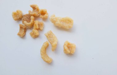 Ev yapımı domuz eti, domuz derisi, domuz tırmığı, domuz eti çıtırtısı beyaz bir sırt üstü izolasyonu. Tayland atıştırmalıkları ve geleneksel popüler yemekler.