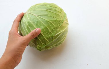 Taze ve Lezzetli Yeşil Lahana (Brassica oleracea var. Kapitata) beyaz arkaplanda izole edilmiş yapraklar