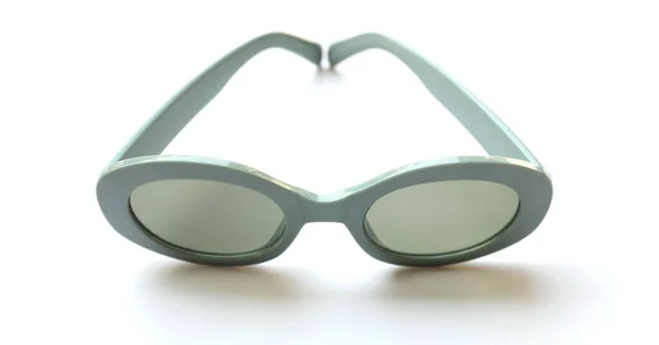Gri Plastik Çerçeveli Güneş Gözlüğü Beyaz Bir Arkaplanda Izole Edilmiş — Stok fotoğraf