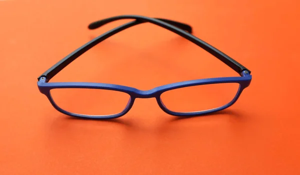 Modern Bir Gözlük Gözlük Gözlük Gözlük Gözlük Mavi Çerçeveler Turuncu — Stok fotoğraf