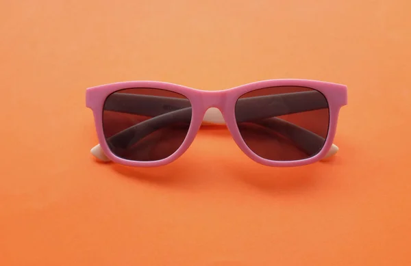 Sonnenbrille Rund Rosa Kunststoffrahmen Isoliert Auf Weißem Hintergrund — Stockfoto