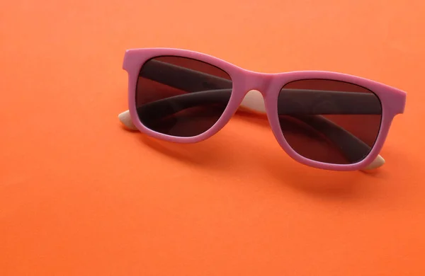 Zonnebril Rond Roze Plastic Frame Geïsoleerd Een Witte Achtergrond Retro — Stockfoto