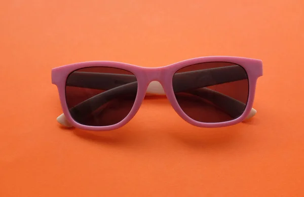 Solglasögon Runda Rosa Plast Ram Isolerad Vit Bakgrund Retro Mode — Stockfoto