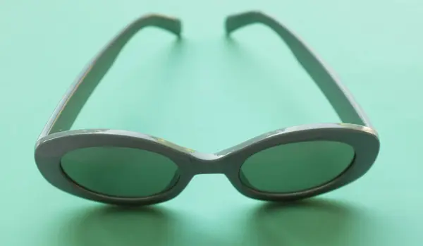 Sluneční Brýle Kulaté Šedém Plastovém Rámu Izolované Agreen Pastel Pozadí — Stock fotografie