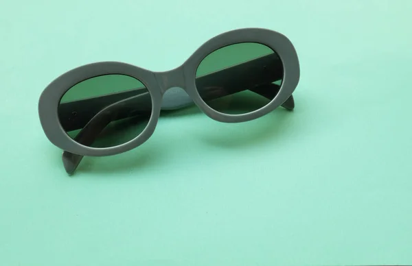 Óculos Sol Redondos Quadro Plástico Cinza Isolado Agreen Pastel Background — Fotografia de Stock