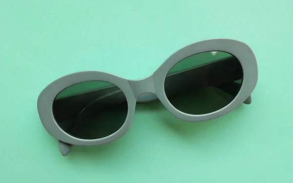 Óculos Sol Redondos Quadro Plástico Cinza Isolado Agreen Pastel Background — Fotografia de Stock