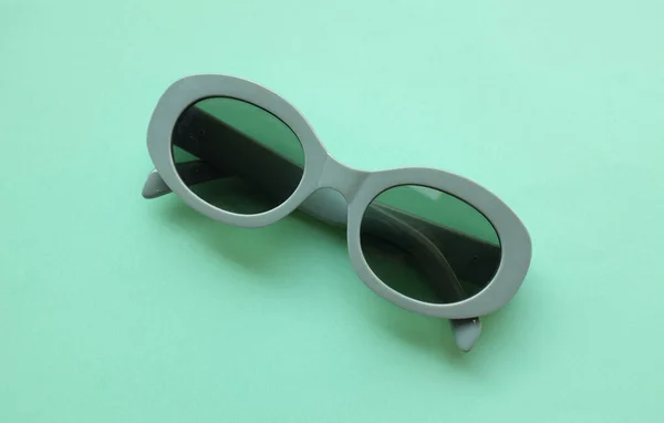 Occhiali Sole Rotondi Cornice Plastica Grigia Isolato Sfondo Pastello Agreen — Foto Stock