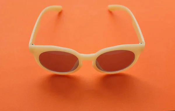 Solglasögon Runda Vit Plast Ram Isolerad Orange Bakgrund Retro Mode — Stockfoto