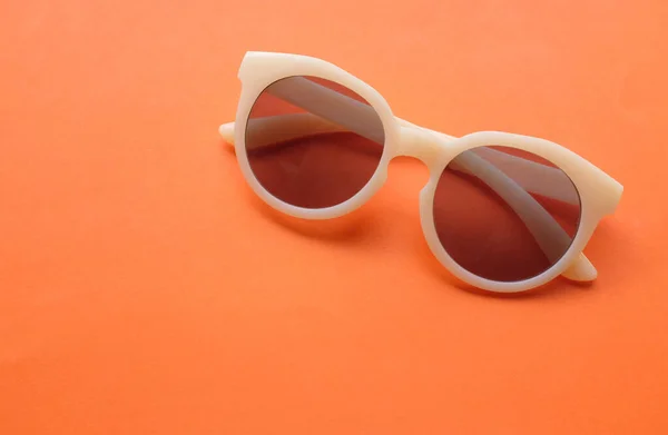 Sonnenbrille Rund Weißem Kunststoffrahmen Isoliert Auf Orangefarbenem Hintergrund — Stockfoto