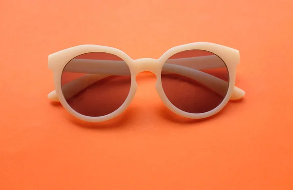 Sonnenbrille Rund Weißem Kunststoffrahmen Isoliert Auf Orangefarbenem Hintergrund — Stockfoto